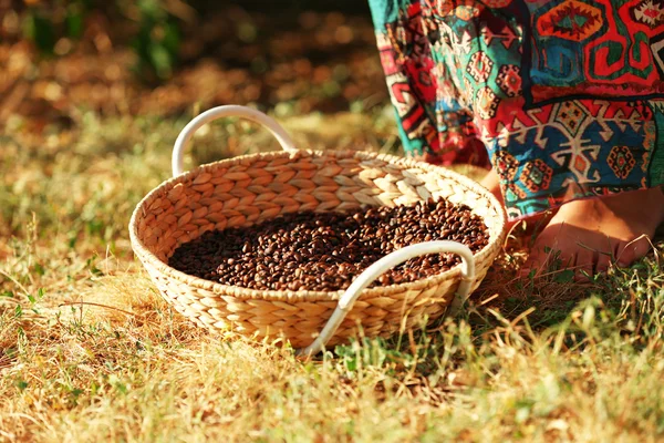 Basket with roasted coffee beans — Stock Photo, Image
