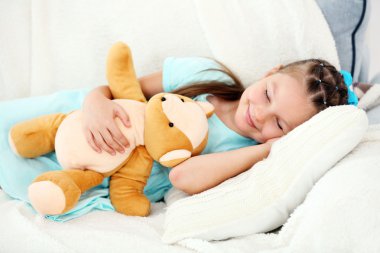 küçük kız kanepede uyuyor