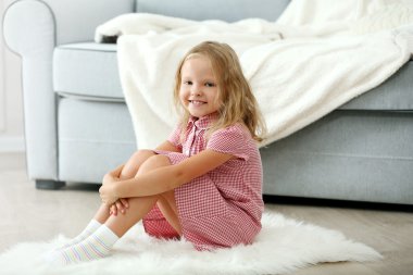 odasında küçük kız 