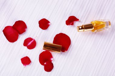 -Bir şişe parfüm ve gül yaprakları