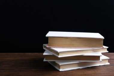 Siyah arka plan üzerine masada kitaplar