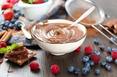 Çikolatalı Krema ve olgun çilek