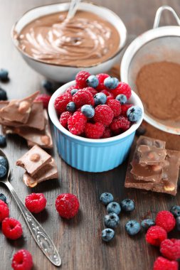 Çikolatalı Krema ve olgun çilek