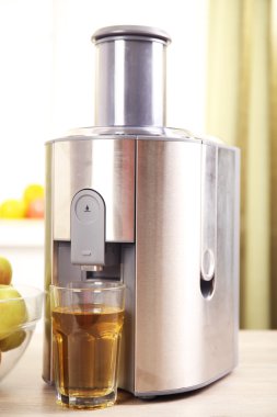 Meyve sıkacağı ve elma suyu