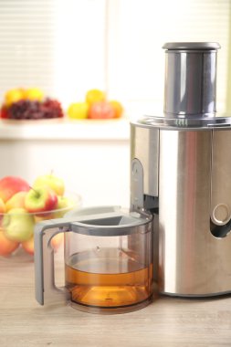Meyve sıkacağı ve elma suyu