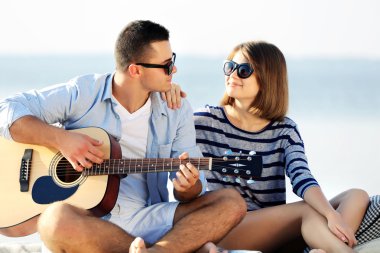 Nehir üzerinde genç Çift