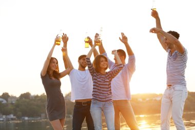 Bira ile genç ve güzel insanlar 