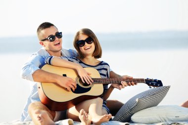 Nehir üzerinde genç Çift