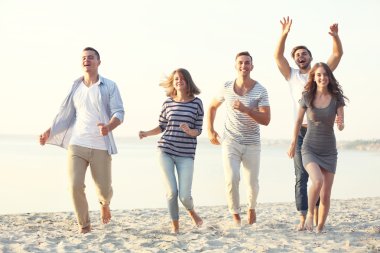 Bira ile genç ve güzel insanlar 