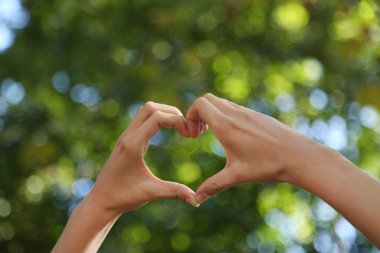 Aşk dolu kalp şeklinde eller.