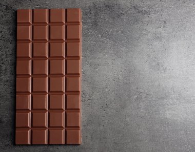 Gri zemin üzerine çikolata bar