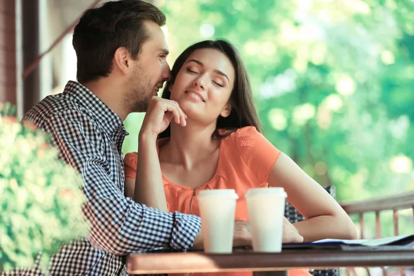 Jovem casal beber café no café ao ar livre — Fotografia de Stock