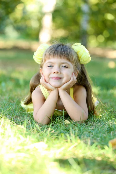 Petite fille sur l'herbe à l'extérieur gros plan — Photo