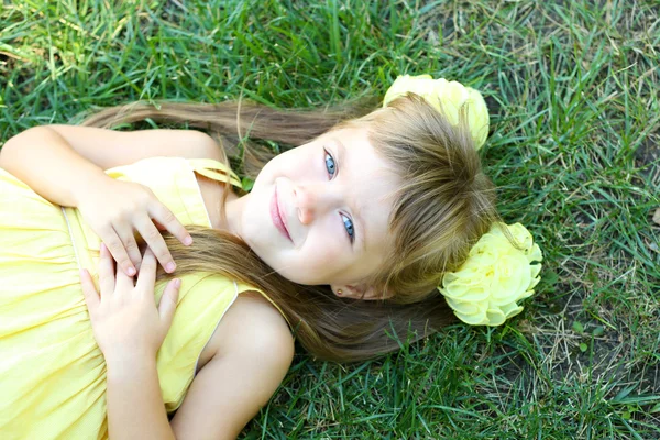 Little girl on grass outside closeup — Stock Photo, Image