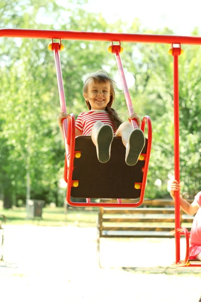 Niña en columpio en el parque —  Fotos de Stock