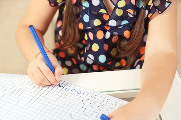 Милая маленькая девочка делает домашнее задание, крупным планом — стоковое фото