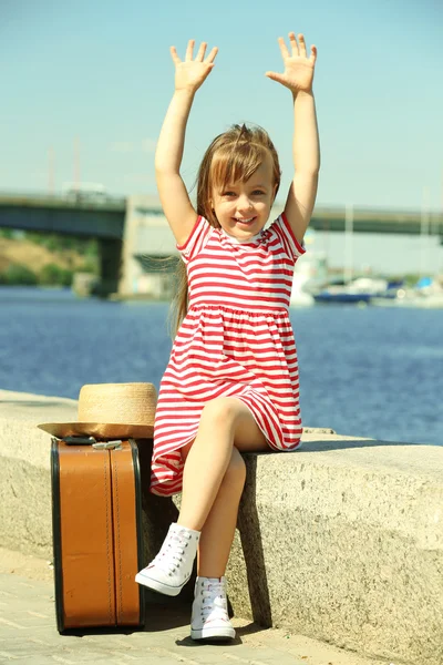 Meisje met koffer op de riverside — Stockfoto