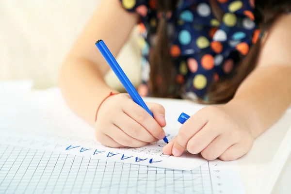 Linda niña haciendo su tarea — Foto de Stock