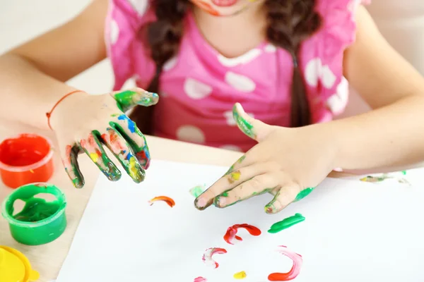 Cute little girl painting picture — Stock Photo, Image