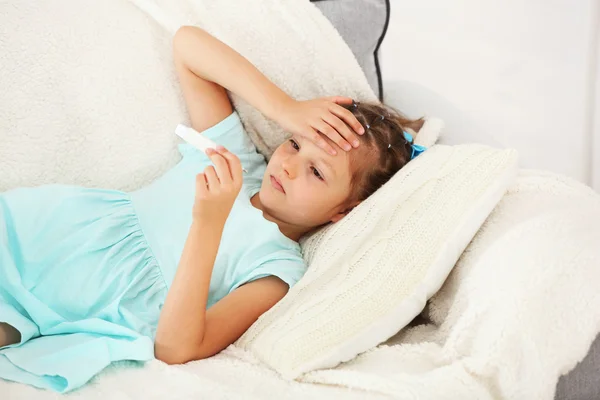 Menina doente com frio — Fotografia de Stock