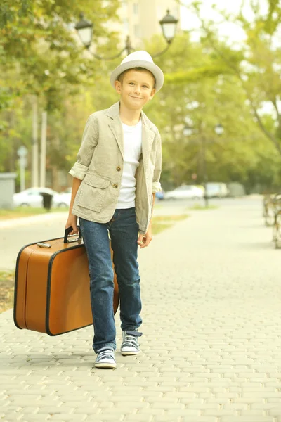 Petit garçon avec valise dans le parc — Photo