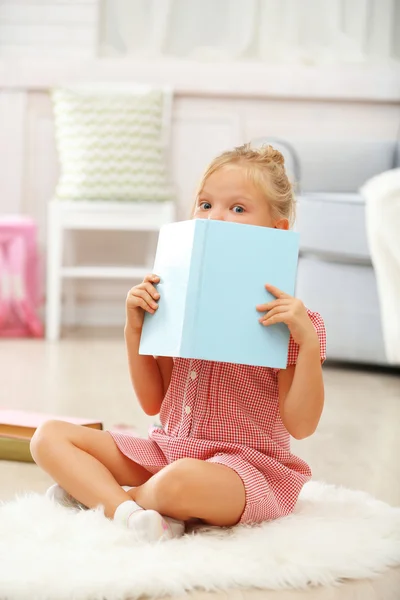 Little girl reading book — Stock Photo, Image