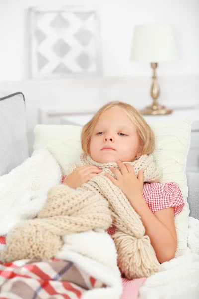 Little girl with sore throat — Stock Photo, Image