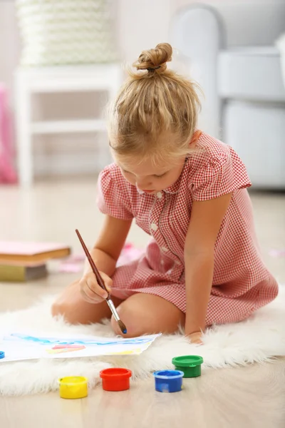 Küçük kız çizim — Stok fotoğraf