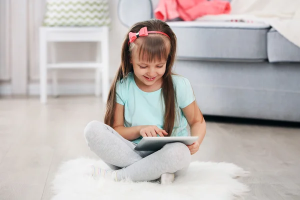 Dijital tablet ile küçük şirin kız — Stok fotoğraf