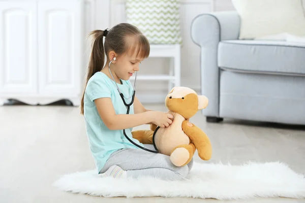 Dziewczyna z stetoskop i niedźwiedź — Zdjęcie stockowe
