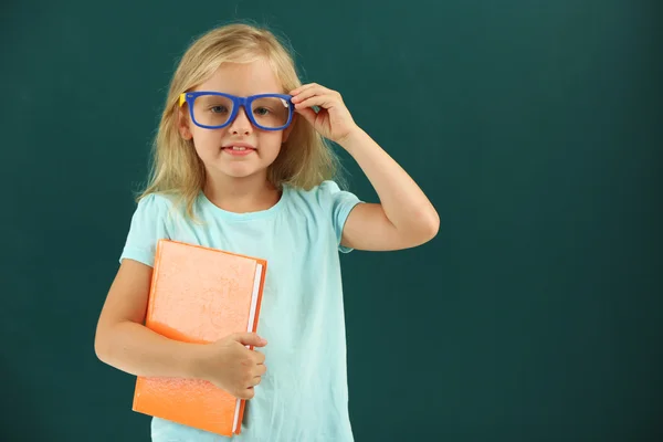 Vacker liten flicka med bok — Stockfoto