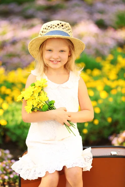 Fille heureuse marche dans le parc — Photo