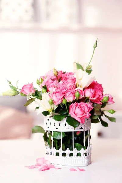 Hermosa rosa en jarrón en la mesa —  Fotos de Stock