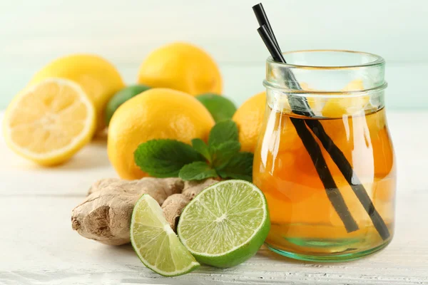 Iced tea with lemons — Stock Photo, Image