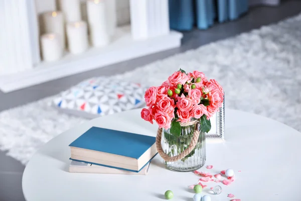 꽃병에 아름 다운 장미 — 스톡 사진