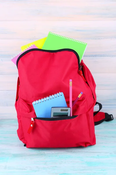 Красная сумка со школьным оборудованием — стоковое фото