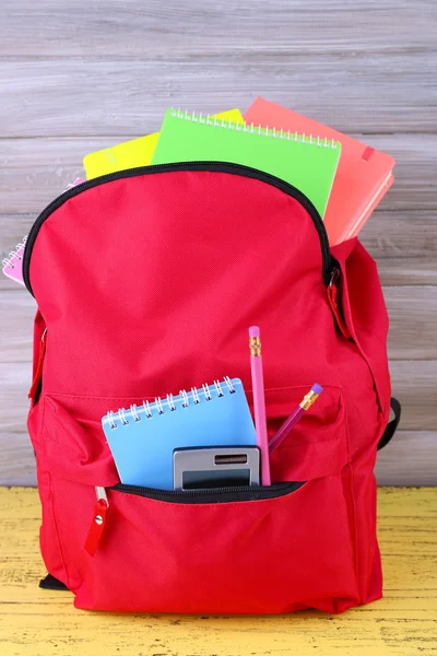 Sac rouge avec équipement scolaire — Photo