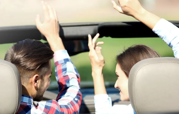 Pareja en el coche afuera — Foto de Stock