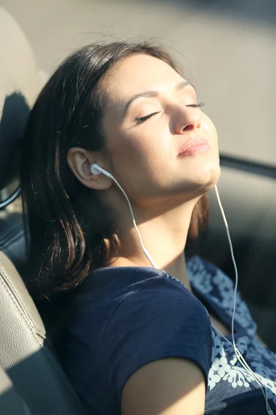 Mujer joven en el coche de fuera — Foto de Stock