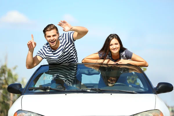 Paar in de auto buiten — Stockfoto