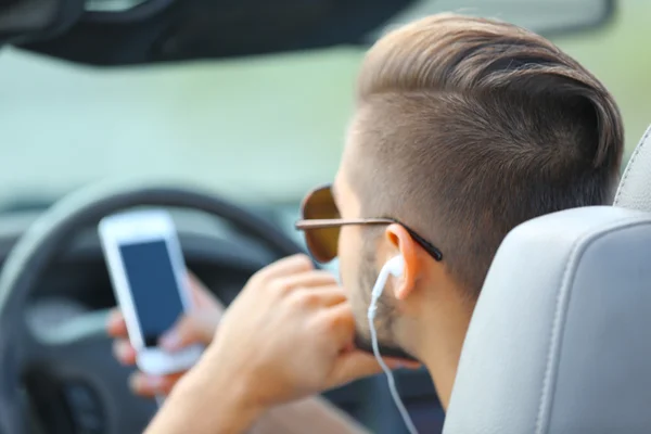 Mann im Auto draußen — Stockfoto