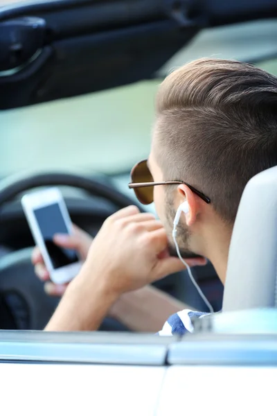 Mann im Auto draußen — Stockfoto