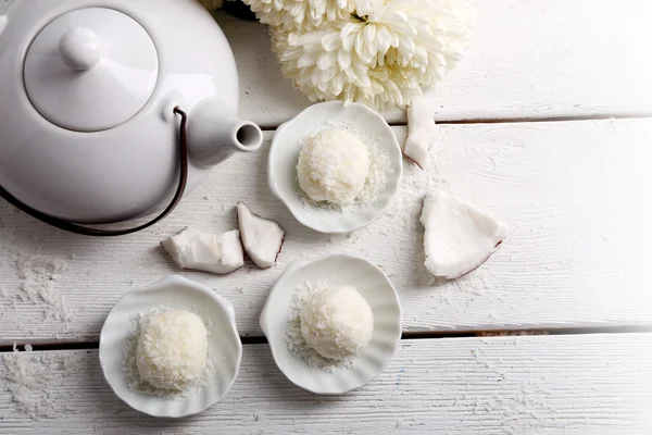 Hausgemachte Kokosbonbons auf dem Teller — Stockfoto