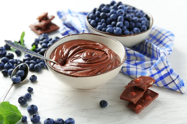 Chocolade crème en bosbessen — Stockfoto