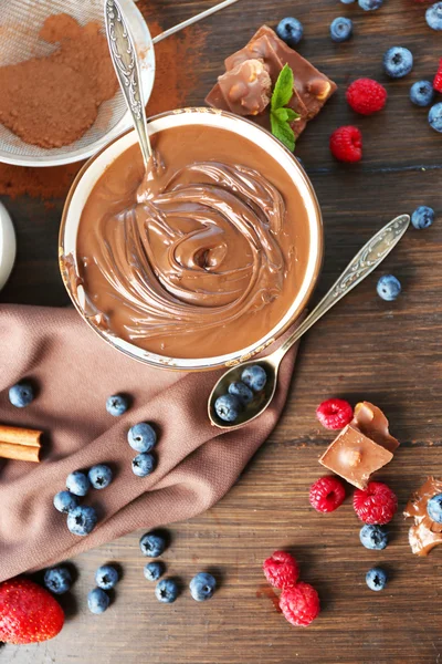 Chocolade crème en rijpe bessen — Stockfoto