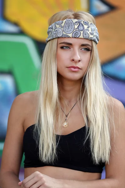 Mujer joven en la pared pintada —  Fotos de Stock