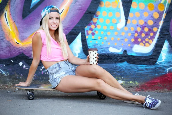 Mujer con tabla de patinar —  Fotos de Stock