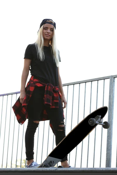 Frau mit Skateboard — Stockfoto