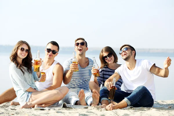 Guapa gente joven con cerveza —  Fotos de Stock