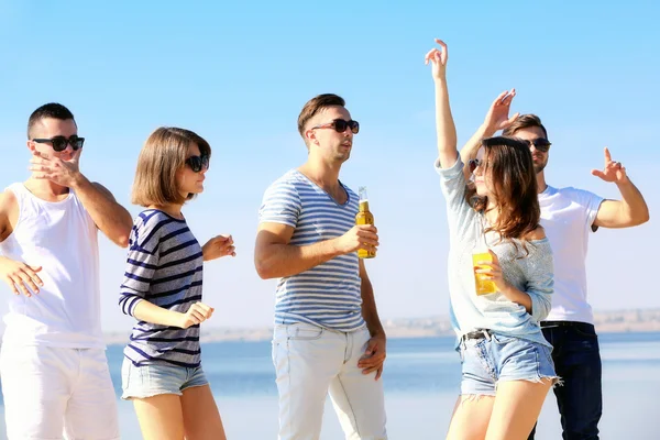 Pretty Young people with beer — Stock Photo, Image